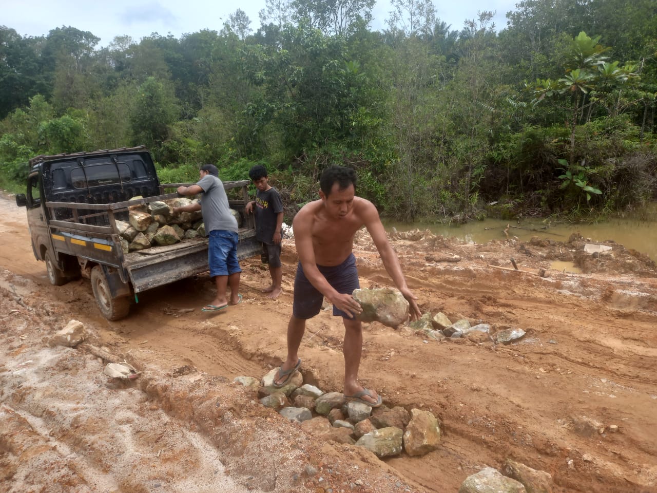 Warga Gotong Royong Perbaiki Akses Jembatan Penghubung Sembikuan – Nibung Terjun Warga Gotong Royong Perbaiki Akses Jembatan Penghubung Sembikuan – Nibung Terjun