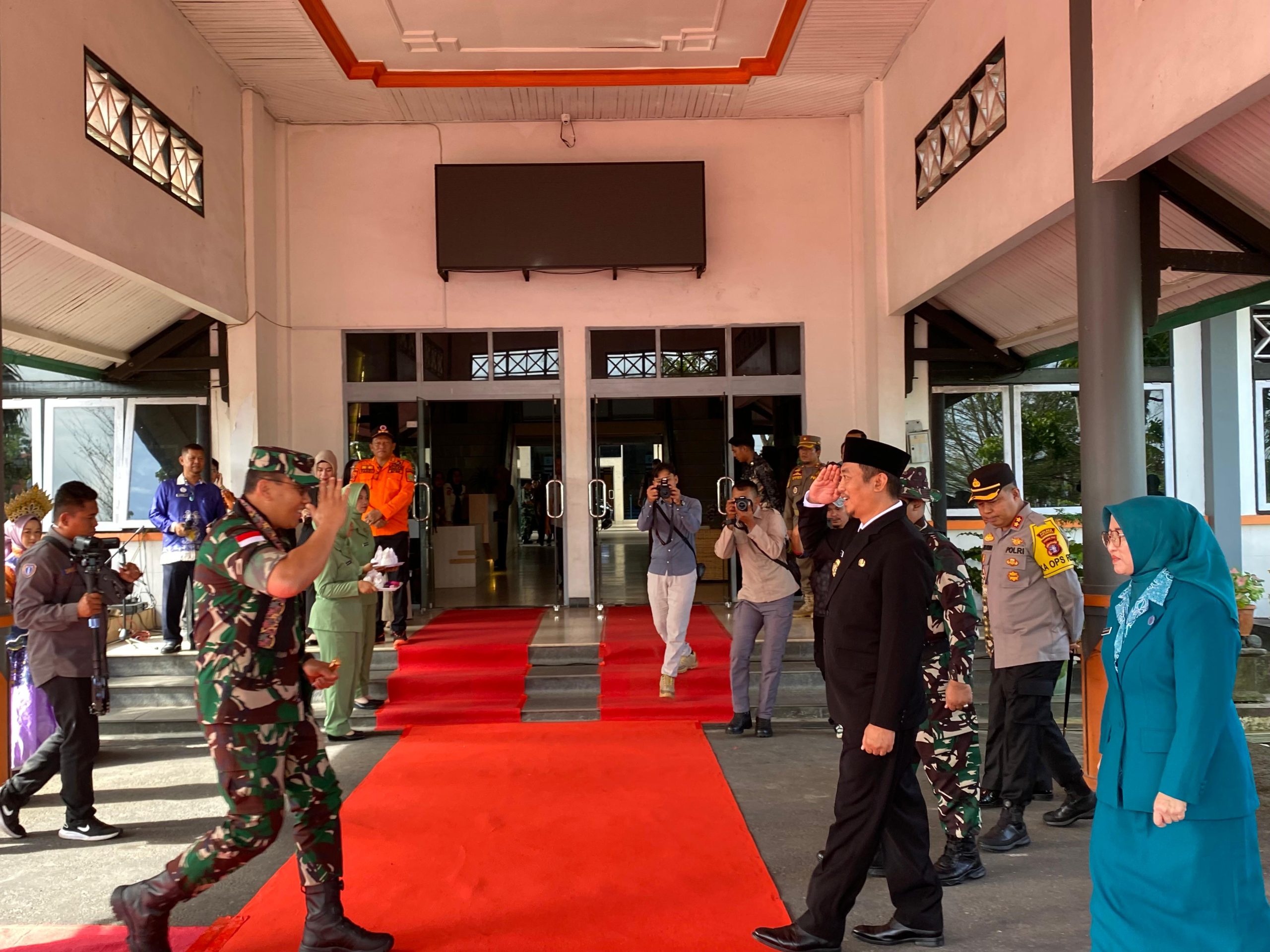 Bupati & Pangdam XII/Tpr Resmi Tutup TMMD ke-123 di Sukamara, Dorong Sinergi dan Pembangunan Berkelanjutan Bupati & Pangdam XII/Tpr Resmi Tutup TMMD ke-123 di Sukamara, Dorong Sinergi dan Pembangunan Berkelanjutan