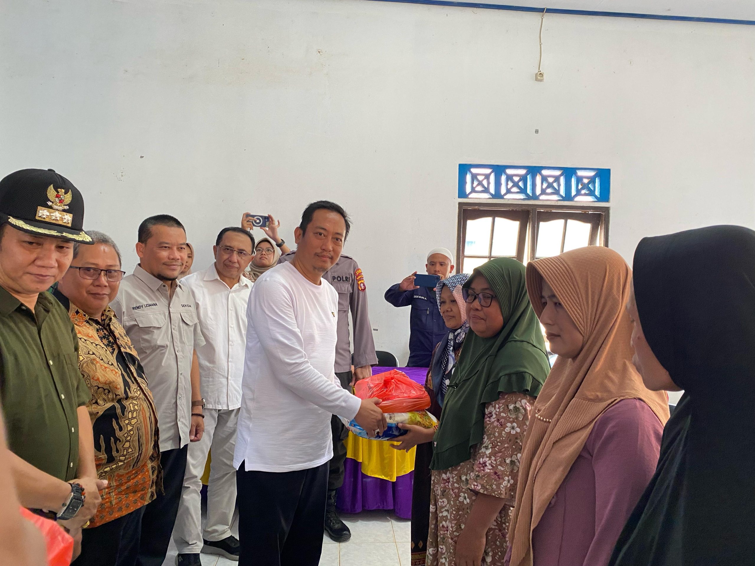 Pemkab Sukamara Gelar Pasar Murah di Balai Riam untuk Tekan Inflasi dan Bantu Warga Jelang Lebaran Pemkab Sukamara Gelar Pasar Murah di Balai Riam untuk Tekan Inflasi dan Bantu Warga Jelang Lebaran