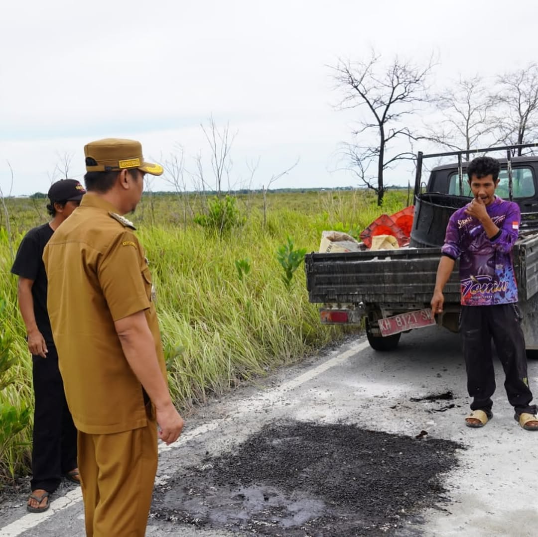 “Masbup Gempur Lubang”: Komitmen Bupati Sukamara Perbaiki Jalan Demi Kenyamanan Warga