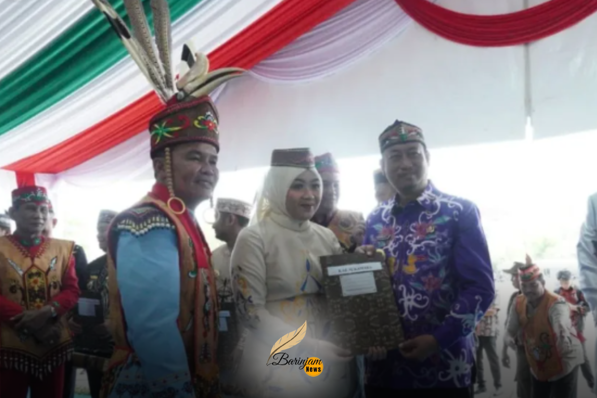 Bupati Sukamara Terima Penghargaan dari Gubernur Kalteng pada Peringatan Hari Jadi ke-68 Provinsi Kalimantan Tengah Bupati Sukamara Terima Penghargaan dari Gubernur Kalteng pada Peringatan Hari Jadi ke-68 Provinsi Kalimantan Tengah