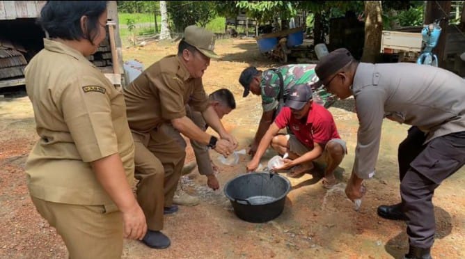 Pemkab Sukamara Tindak Tegas Penjualan Miras di Desa Balai Riam: Edukasi dan Pemusnahan Dilakukan Langsung di Lokasi Pemkab Sukamara Tindak Tegas Penjualan Miras di Desa Balai Riam: Edukasi dan Pemusnahan Dilakukan Langsung di Lokasi