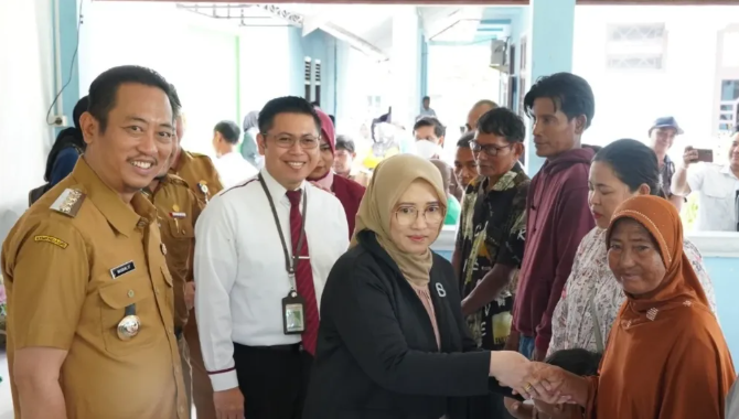 Bupati Sukamara Pantau Langsung Penyaluran BLT Sosial Kesejahteraan bagi Warga Mendawai Bupati Sukamara Pantau Langsung Penyaluran BLT Sosial Kesejahteraan bagi Warga Mendawai