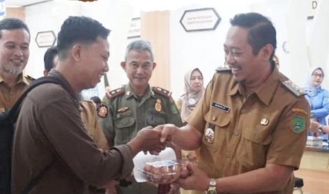 HUT ke-1 MPP Gawi Barinjam: Bupati Sukamara Tinjau Langsung Layanan dan Serahkan Simbolis Dokumen Perizinan HUT ke-1 MPP Gawi Barinjam: Bupati Sukamara Tinjau Langsung Layanan dan Serahkan Simbolis Dokumen Perizinan