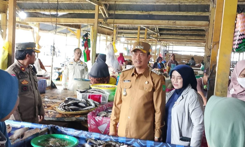 Bupati Sukamara Lakukan Sidak Pasar Pastikan Stabilitas Harga dan Ketersediaan Pangan Selama Ramadan Bupati Sukamara Lakukan Sidak Pasar Pastikan Stabilitas Harga dan Ketersediaan Pangan Selama Ramadan