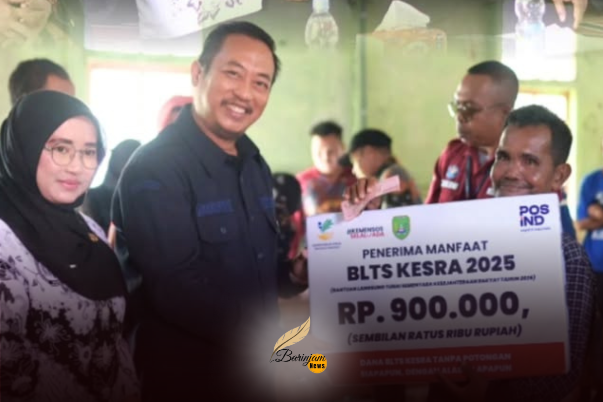 Bupati Sukamara Serahkan BLTS KESRA 2025 kepada Warga Kuala Jelai