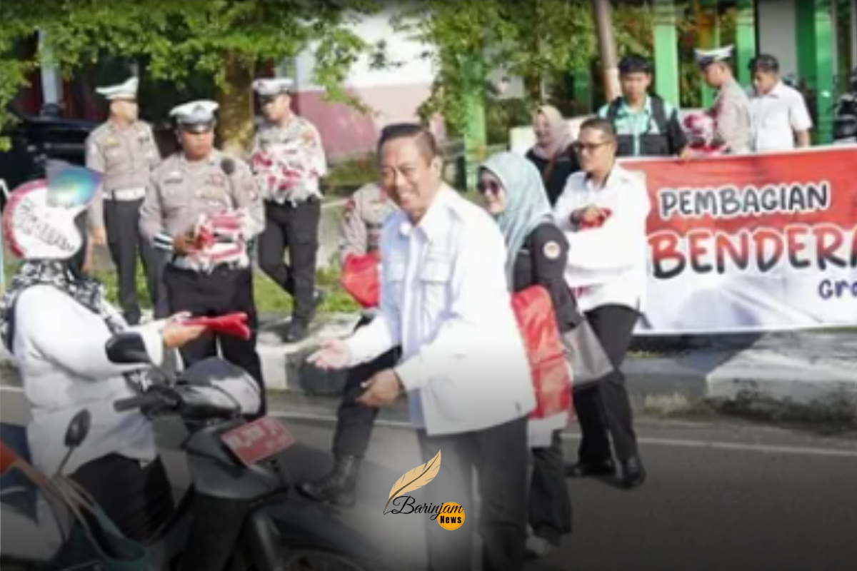 Bupati Sukamara Bagikan Bendera Merah Putih Gratis, Ajak Masyarakat Semarakkan HUT RI ke-80