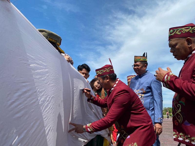 Peringatan HSP dan Ikrar Bersama Anak Bangsa Tingkat Provinsi Kalteng di Sukamara Diwarnai Penandatanganan Kain Putih Sepanjang 97 Meter – Berita Sampit