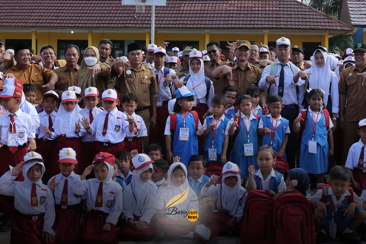 Hari Pertama Sekolah, Bupati Sukamara Tegaskan Komitmen Pendidikan dan Bagikan 3.000 Seragam untuk Siswa